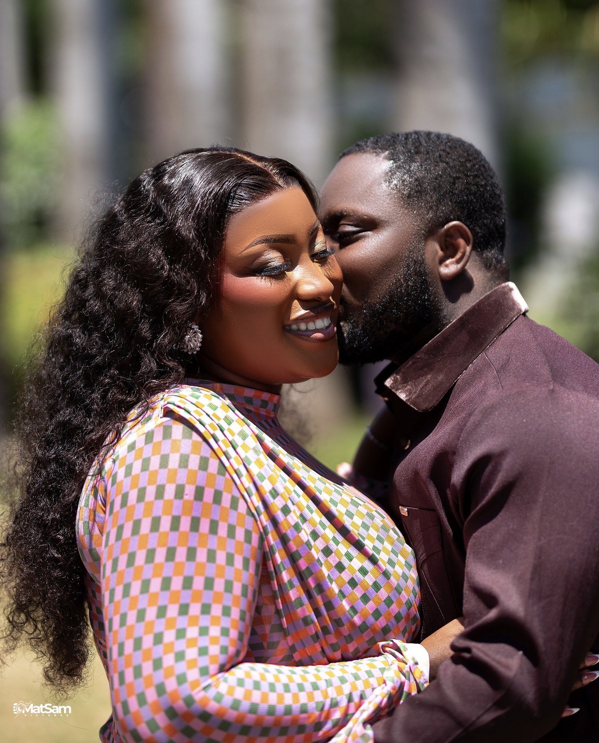 Samuel and Jennifer sharing a kiss during their portrait session